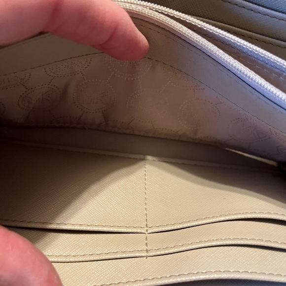 🍁Like New Michael Kors Wallet🌲 - Picture 9 of 16